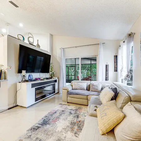 Family-Friendly North Lauderdale Home With Grill!